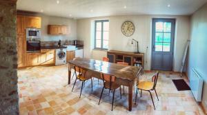 Saint-Michel-Mont-MercureにあるLa Mauriere - Puy du Fouのキッチン(木製テーブル、椅子付)