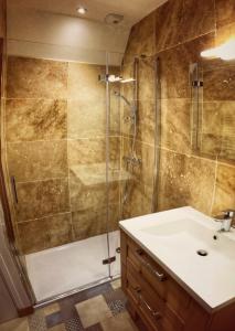 La salle de bains est pourvue d'une douche et d'un lavabo. dans l'établissement La Mauriere - Puy du Fou, à Saint-Michel-Mont-Mercure