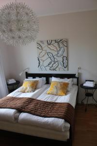 1 dormitorio con 1 cama grande y 2 almohadas en Villa Ingrid en Borgholm