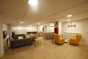TV a/nebo společenská místnost v ubytování Bilbao Metropolitan Hostel by Bossh! Hotels
