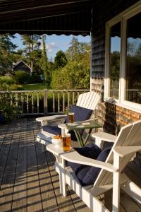 twee stoelen en een tafel op een veranda bij The Bradley Inn in New Harbor