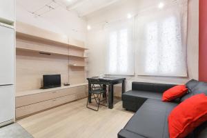 バルセロナにあるNice apartment in Santsのリビングルーム(黒いソファ、デスク付)