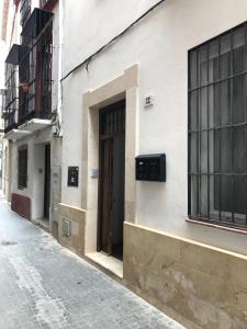 Málaga Apartamentos - Pozos Dulces, 22 في مالقة: مبنى على باب من جهة شارع
