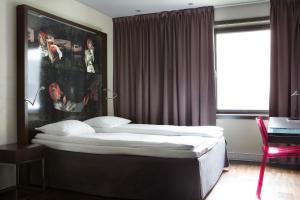 
a bedroom with a bed and a painting on the wall at Comfort Hotel Square in Stavanger
