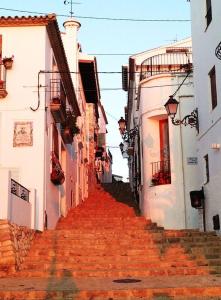 an alley with stairs leading up to some buildings at Altea, callejeando por su casco antiguo. in Altea