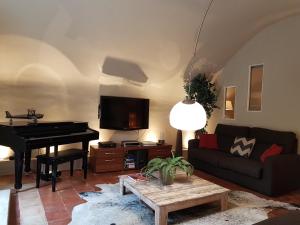オリオールにあるBastide en Provenceのリビングルーム(ソファ、ピアノ付)