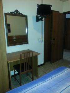 TV a/nebo společenská místnost v ubytování Hotel Lombardia + 37 fotografií