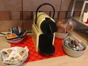 una tostadora en la parte superior de una encimera de cocina en La Casa di Manolo, en Bolonia 5 fotos más
