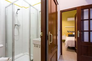 A bathroom at Apartamentos Diaber Gerona 22 Még 37 kép