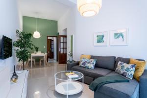 A seating area at Apartamentos Diaber Gerona 22