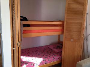 Katil dua tingkat atau katil-katil dua tingkat dalam bilik di La Giraglia