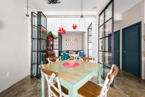 a dining room with a blue table and chairs at La Palomilla Bed & Breakfast in Mexico City