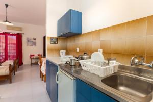Kuchyň nebo kuchyňský kout v ubytování HOLIDAYS STUDIOS & APARTMENTS