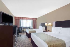 Televiisor ja/või meelelahutuskeskus majutusasutuses Days Inn By Wyndham Bellingham WA