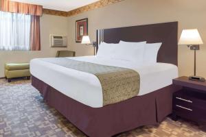 Voodi või voodid majutusasutuse Days Inn By Wyndham Bellingham WA toas
