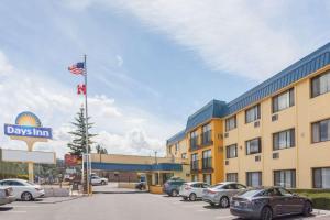 um hotel com carros estacionados num parque de estacionamento em Days Inn By Wyndham Bellingham WA em Bellingham