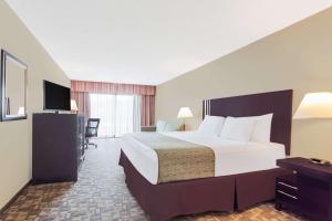 Voodi või voodid majutusasutuse Days Inn By Wyndham Bellingham WA toas
