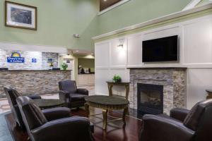 Гостиная зона в Days Inn by Wyndham Columbus East Airport