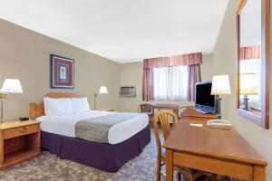 Televiisor ja/või meelelahutuskeskus majutusasutuses Days Inn By Wyndham Bellingham WA