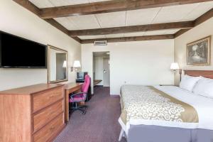 A bed or beds in a room at Days Inn by Wyndham Niles