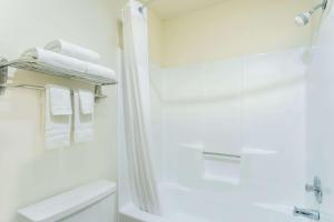 Ett badrum på Travel Inn - Mesa