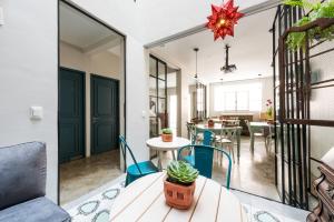 ein Wohn- und Esszimmer mit Tisch und Stühlen in der Unterkunft La Palomilla Bed & Breakfast in Mexiko-Stadt