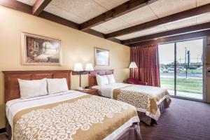 um quarto de hotel com duas camas e uma janela em Days Inn by Wyndham Niles em Niles