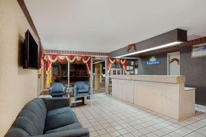un vestíbulo de un restaurante de comida rápida con sofá en Days Inn by Wyndham Greeneville, en Greeneville