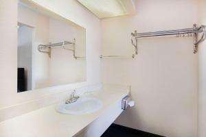 Bathroom sa Days Inn by Wyndham Greeneville