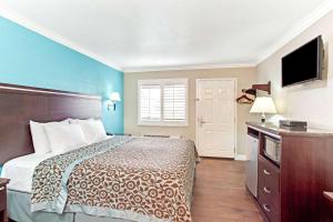 Llit o llits en una habitació de Cabana Inn & Suites
