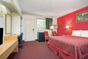 Кровать или кровати в номере Travelodge by Wyndham Red Wing