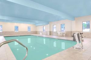 una piscina de agua azul en un edificio en Days Inn by Wyndham Mount Hope, en Mount Hope