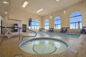 een groot zwembad in een grote kamer met een zwembad bij Days Inn by Wyndham Carlsbad in Carlsbad