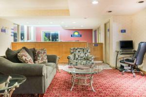 een woonkamer met een bank en een tafel bij Days Inn by Wyndham Paintsville in Paintsville