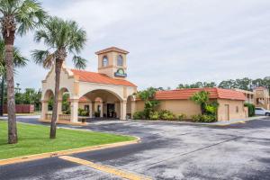 een kerk met palmbomen voor een straat bij Days Inn by Wyndham Ormond Beach in Ormond Beach