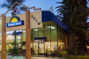 a store with a sign that reads days inn office at Days Inn by Wyndham Los Angeles LAX/VeniceBch/Marina DelRay in Los Angeles