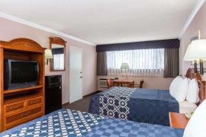 Televisi dan/atau pusat hiburan di Days Inn by Wyndham Los Angeles LAX/VeniceBch/Marina DelRay