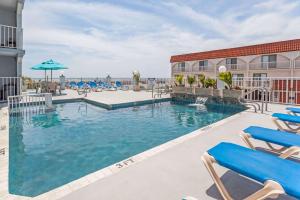 Piscina en o cerca de Days Inn & Suites by Wyndham Wildwood