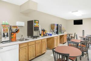 cocina con mesa y 2 mesas y sillas en Days Inn by Wyndham York, en York