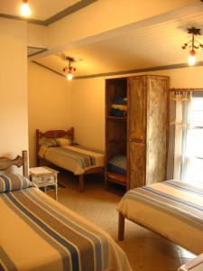 um quarto com duas camas e um quarto com duas camas em Pousada Serenna Centro em Tiradentes