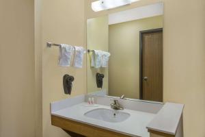 un bagno con lavandino e specchio di Days Inn by Wyndham Moab a Moab