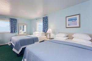 Ein Bett oder Betten in einem Zimmer der Unterkunft Mariner Inn And Suites