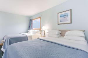 Ein Bett oder Betten in einem Zimmer der Unterkunft Mariner Inn And Suites