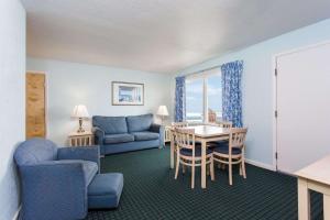 Ein Sitzbereich in der Unterkunft Mariner Inn And Suites