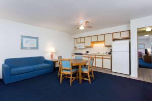 Küche/Küchenzeile in der Unterkunft Mariner Inn And Suites