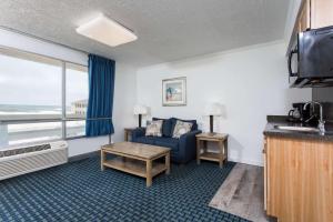 A seating area at Mariner Inn And Suites