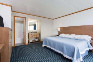 Ein Bett oder Betten in einem Zimmer der Unterkunft Mariner Inn And Suites