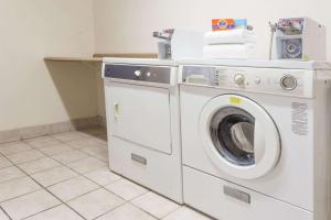 una lavadora y una lavadora en una habitación en Days Inn by Wyndham Westley, en Westley