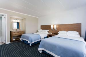 Ein Bett oder Betten in einem Zimmer der Unterkunft Mariner Inn And Suites