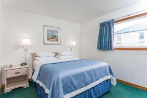 Ein Bett oder Betten in einem Zimmer der Unterkunft Mariner Inn And Suites